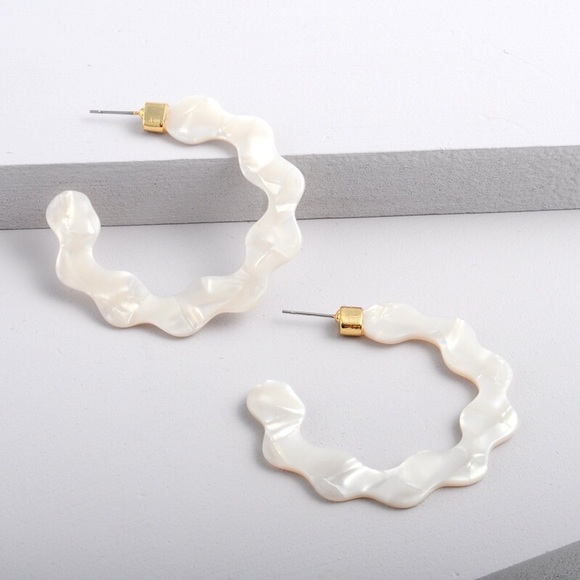 🌸BaubleBar Style White Tortoise Hoop Earrings - Picture 3 of 6